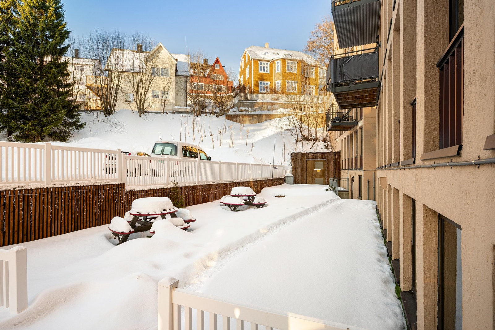 I bakgården er det opparbeidet med fine fellesarealer med sittebenker Galleribilde