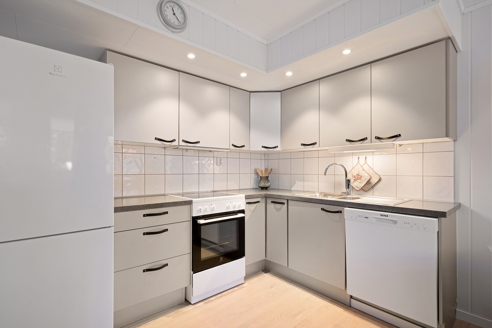 Tidløs kjøkkeninnredning med slette fronter Galleribilde