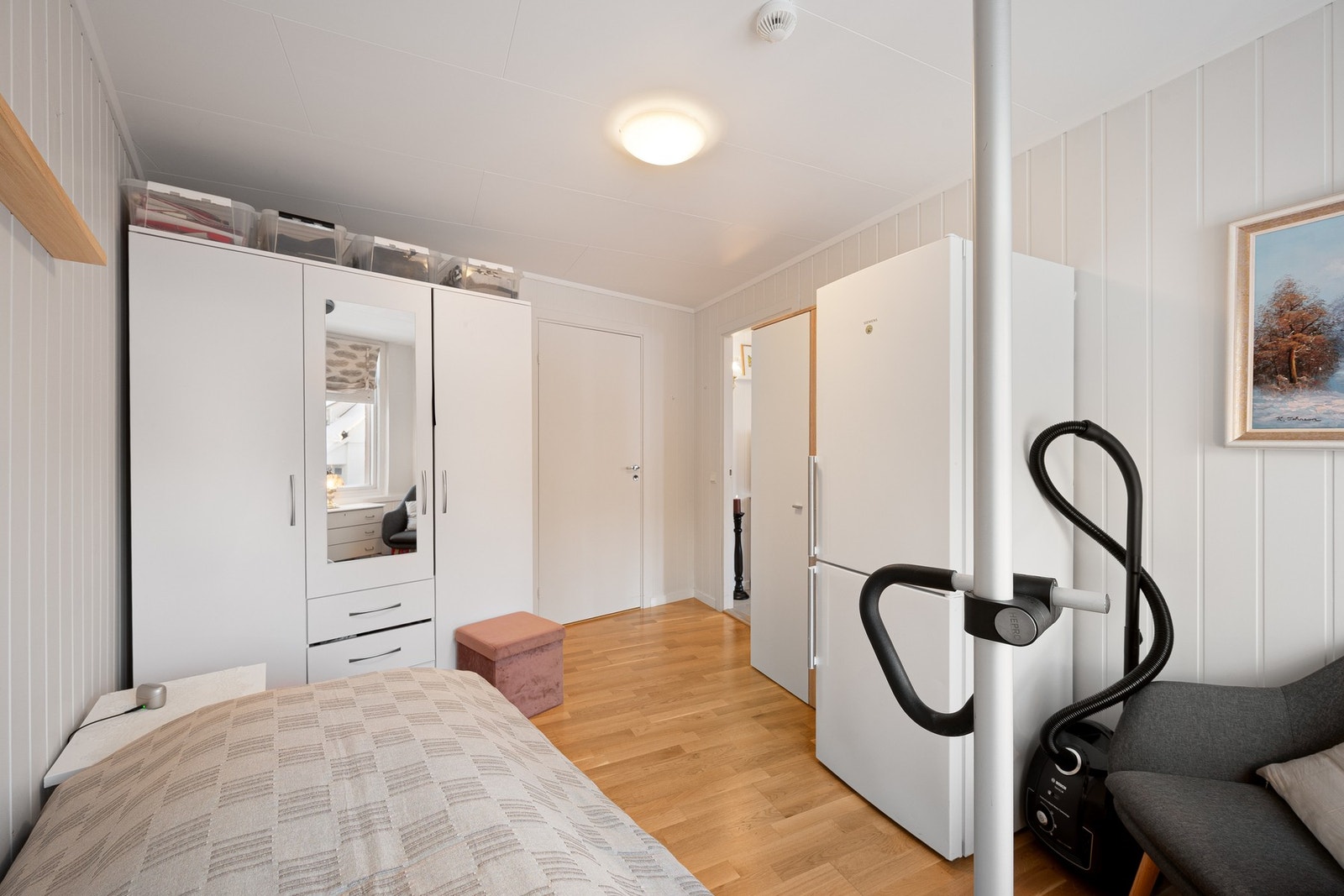 Soverommet byr på god plass til seng og klesoppbevaring Galleribilde