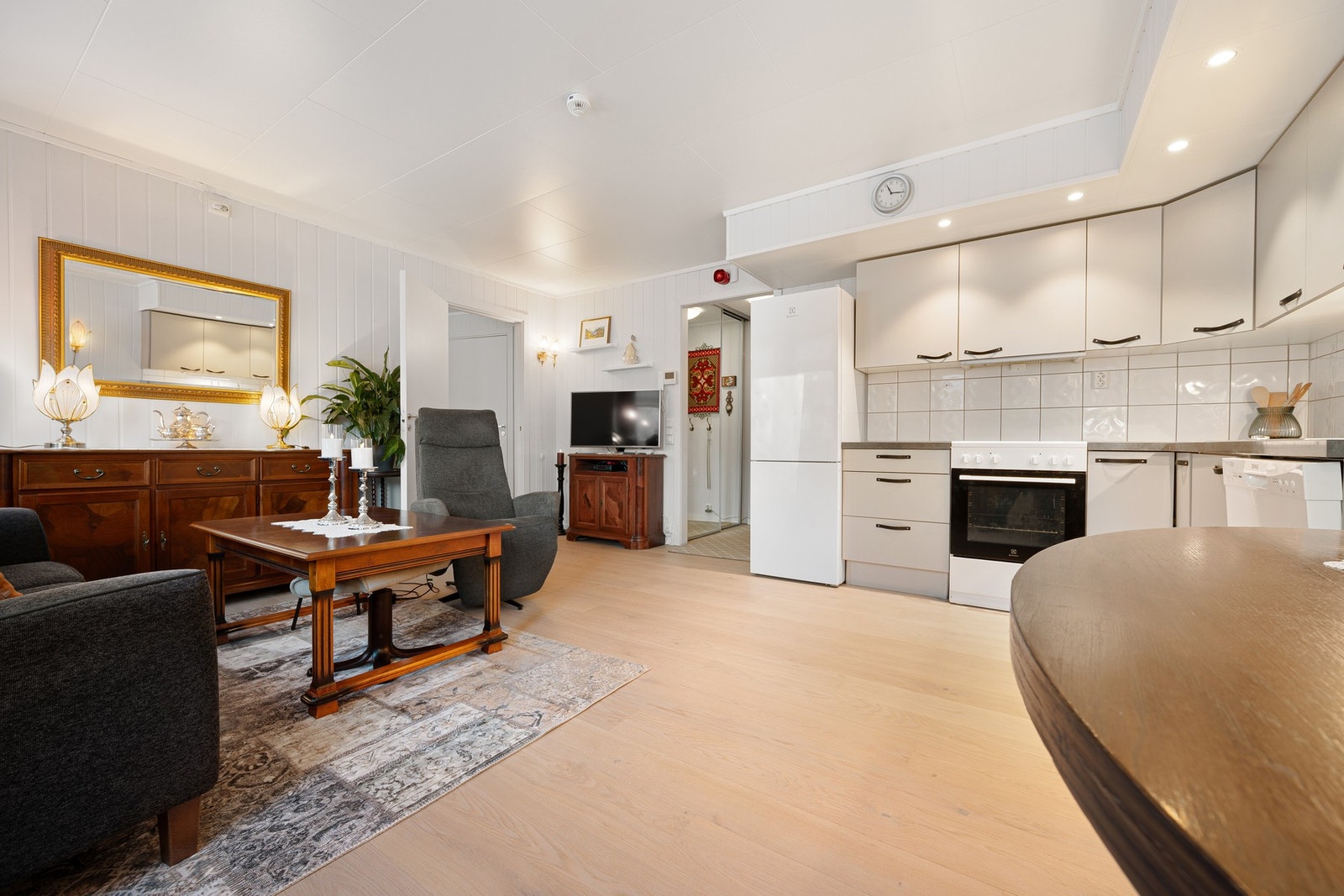 Stue og kjøkken fikk nytt parkettgulv i 2025, samtidig nye himlingsplater i tak Galleribilde