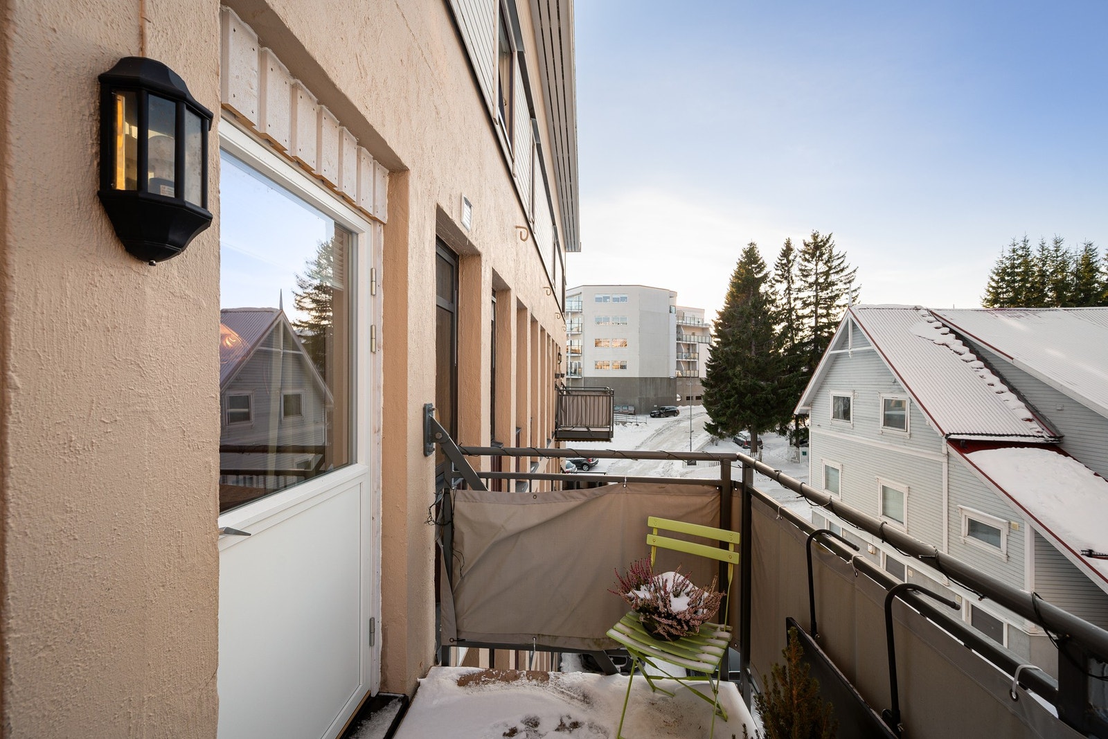 Balkong vendt mot bakgården og rolige omgivelser - her får du plass til et par stoler og kan nyte ettermiddagssolen Galleribilde