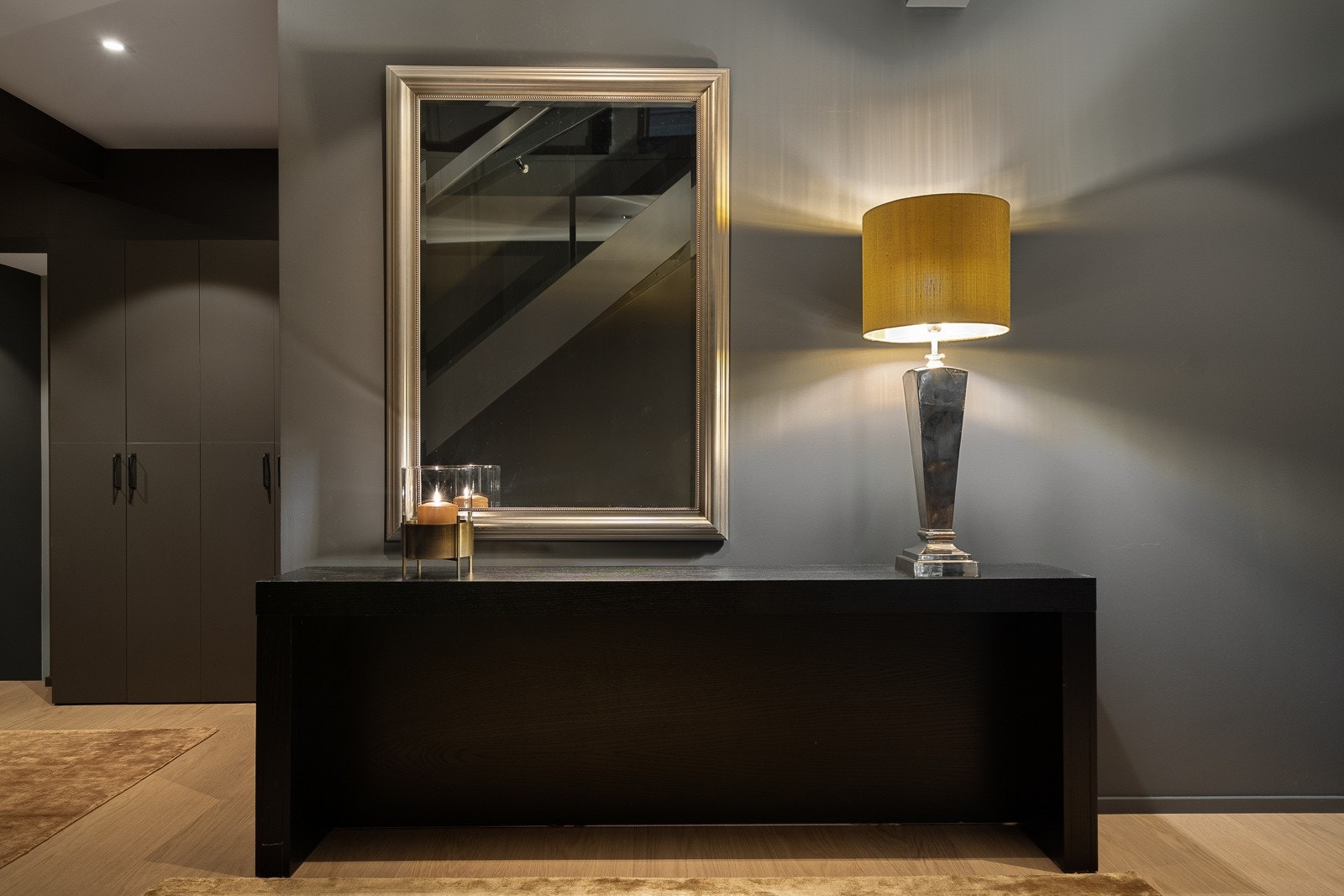 Gangen tar deg flott imot med 27 cm bredt herdet tregulv og diskre lagringsløsning. Galleribilde