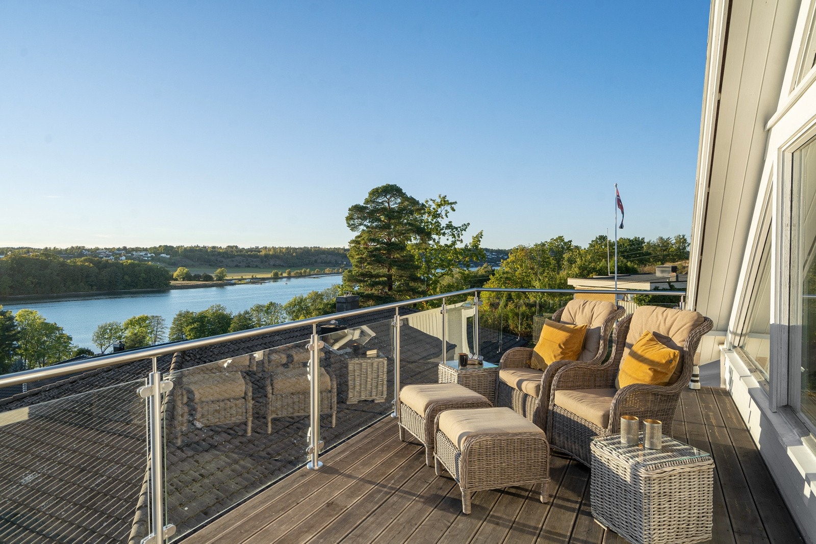 Flott utsikt fra loftstuen mot Stokkelandet og Vestffjorden Galleribilde