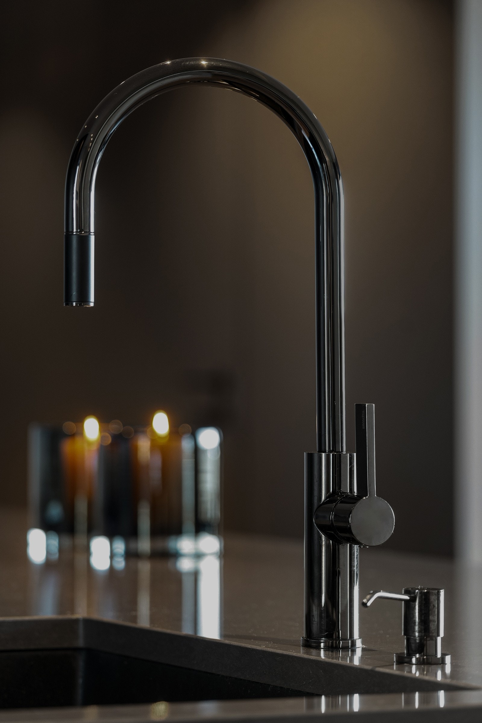 Benkeplate fra Silestone og armatur i "Black chrome" fra Tapwell Galleribilde