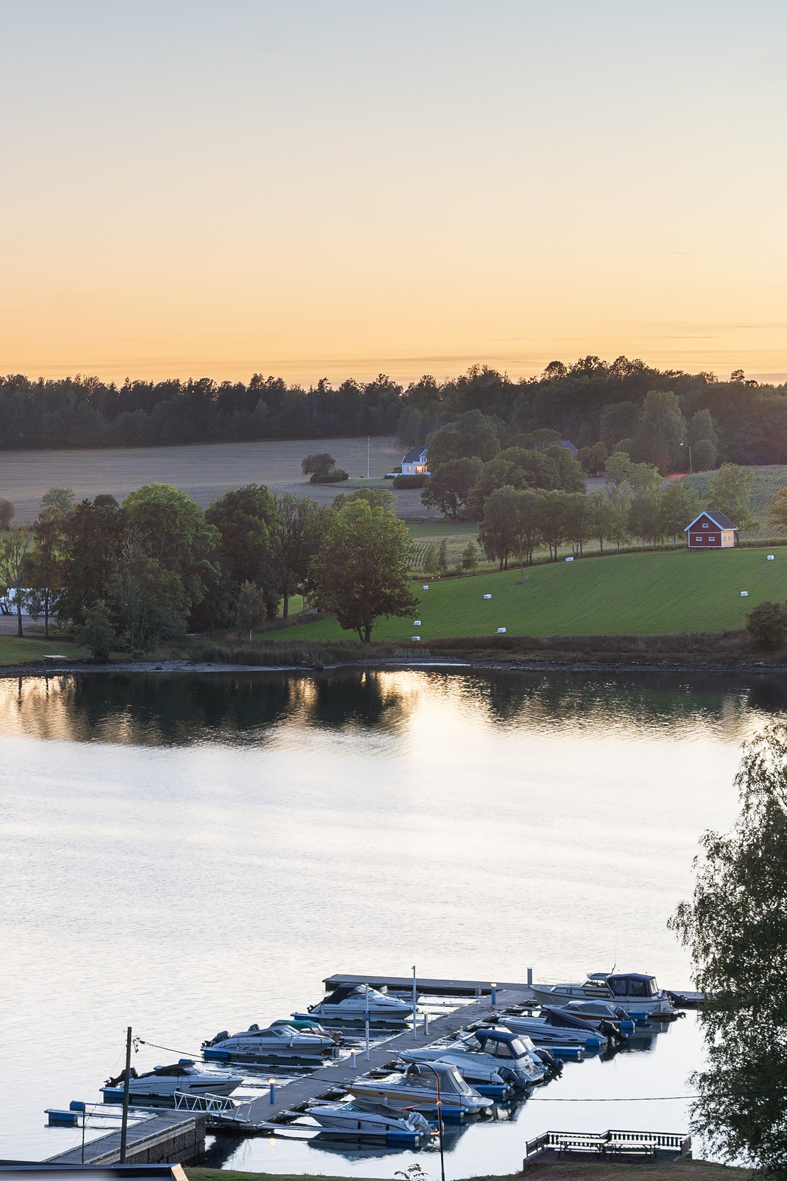 Fra huset ser man ned mot båtplassen som medfølger Galleribilde