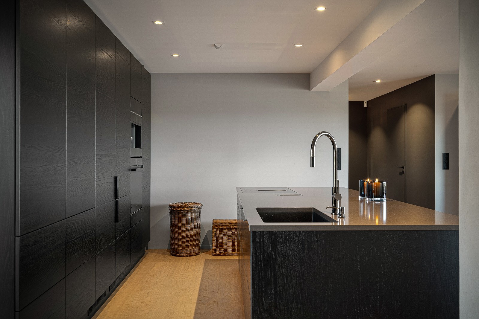 Dette er en flott og svært unikt innredet eiendom. Boligen har vært gjenstand for omfattende oppgradering og modernisering siste året og fremstår i dag som et særdeles moderne og stilfullt hjem. Galleribilde