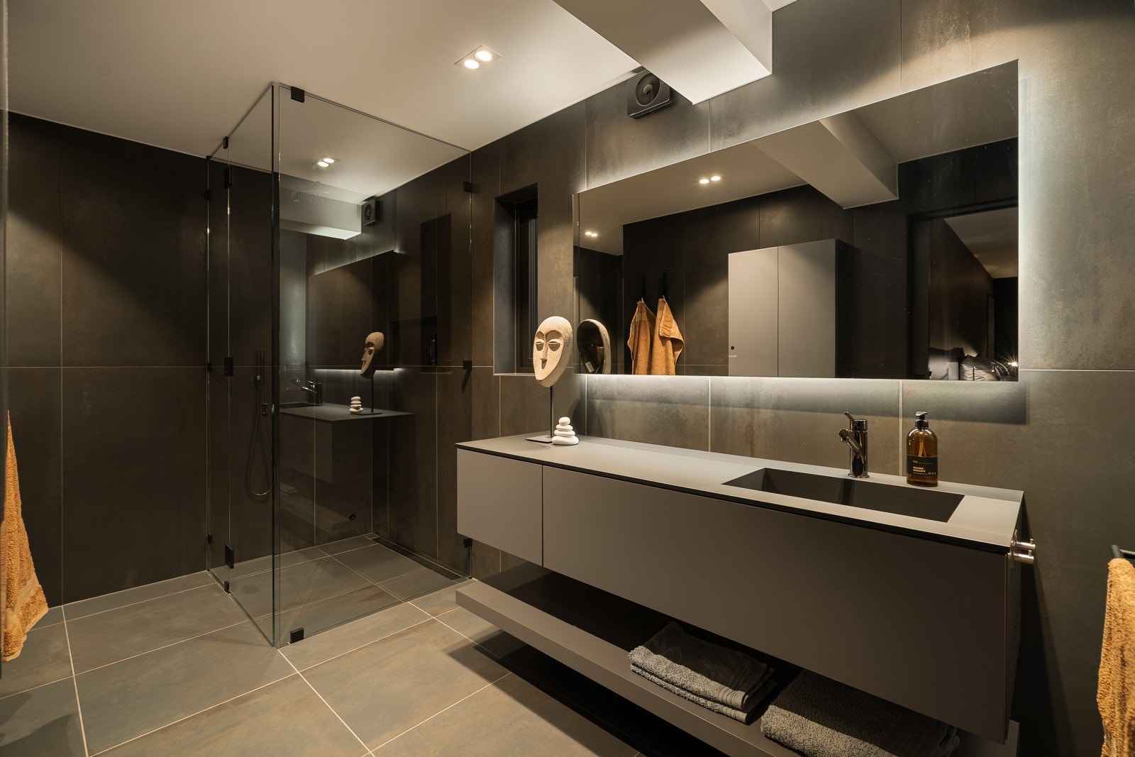 Nytt, delikat bad i 1. etasje i tilknytning til hovedsoverommet. Galleribilde