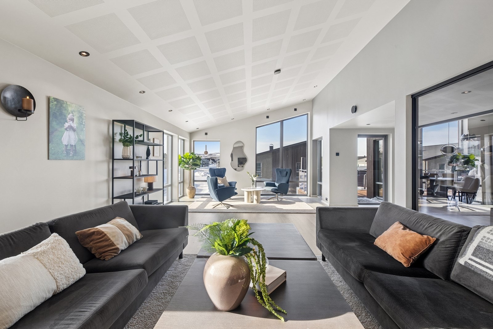 Stuen har god plass til sofagruppe og andre sosiale soner. Galleribilde