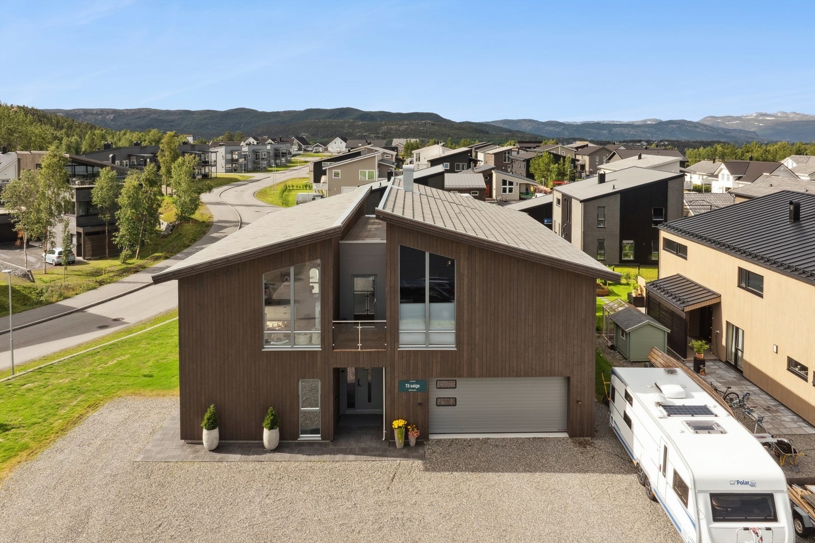 Eiendommen har en relativt flat tomt. Tomten er opparbeidet med plen og forstøtningsmur, er belagt med brostein rundt boligen og grus i innkjøringen. Galleribilde