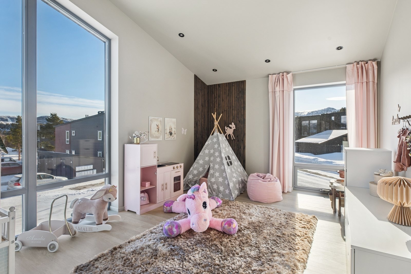 Soverom med store vindusflater. Rommet er i dag benyttet som barnerom. Galleribilde