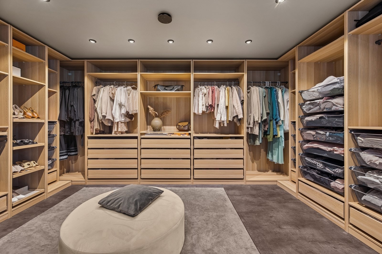 Walk-in garderobe med godt med lagringsplass. Galleribilde