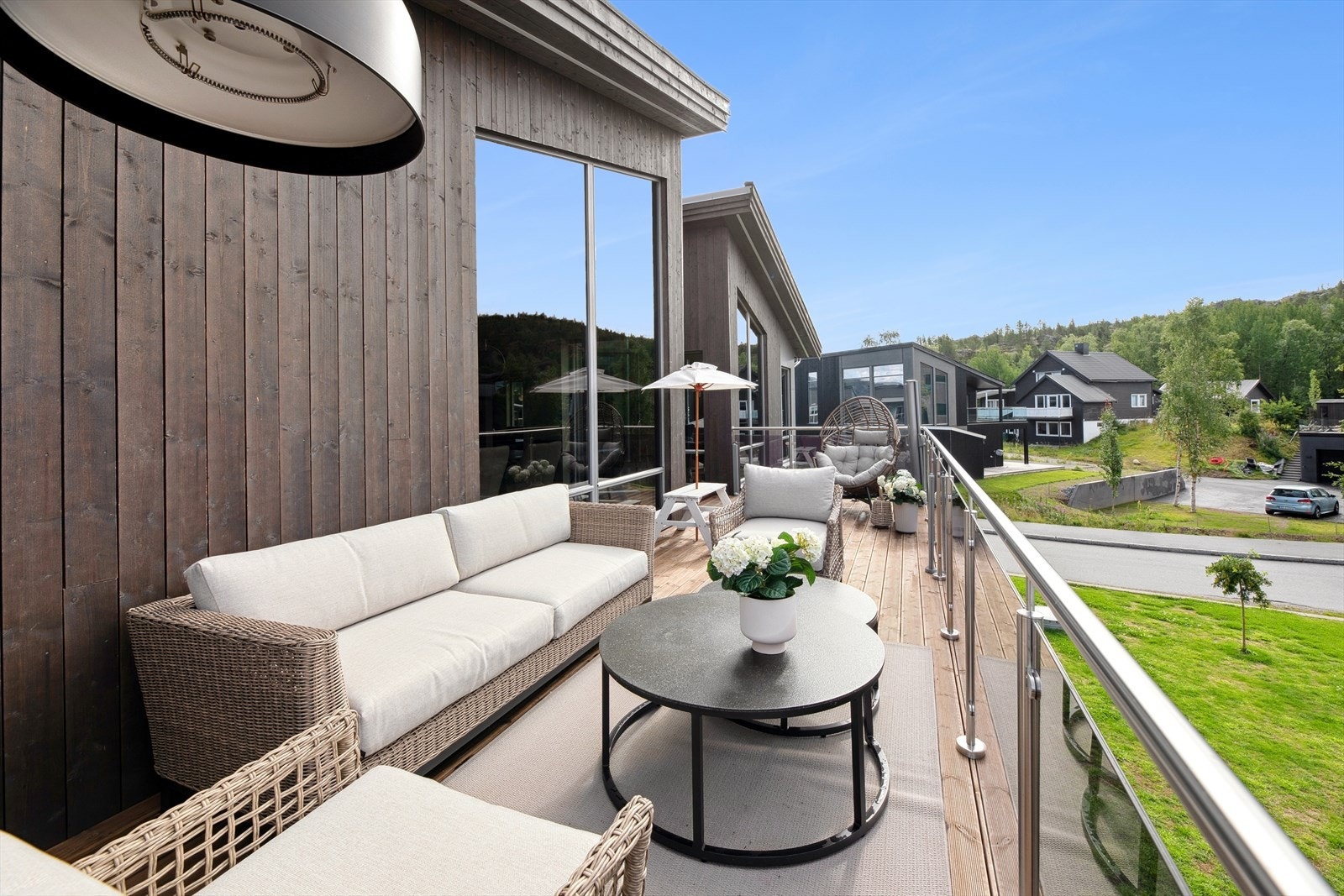 Solrik veranda med utagang fra stue / kjøkken Galleribilde