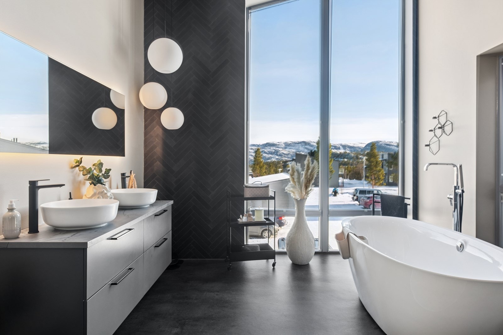 Badet er innredet med veggmontert spyletoalett og dusjhjørne med tropisk dusj, skaper en spa-lignende opplevelse. Galleribilde