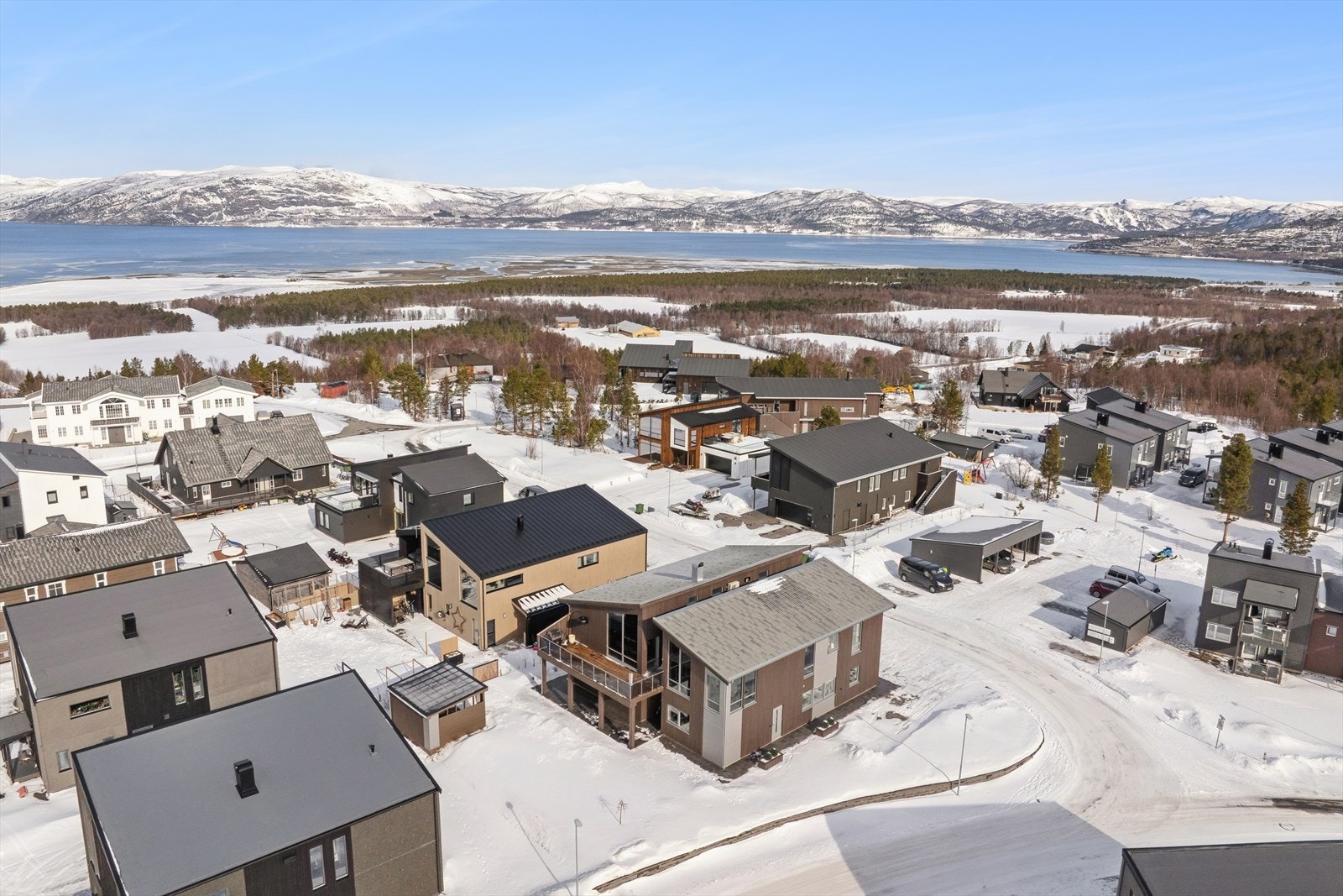 Stilfullt uteområde med brostein rundt boligen, gir et praktisk og estetisk tiltalende utseende. Galleribilde