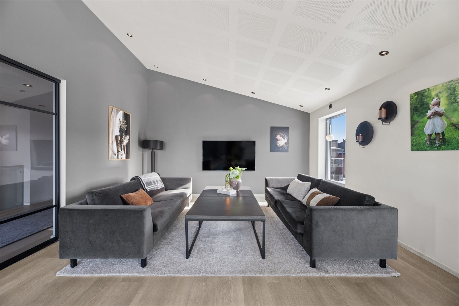 Spotlights i himlingen gir godt med lys til rommet. Galleribilde