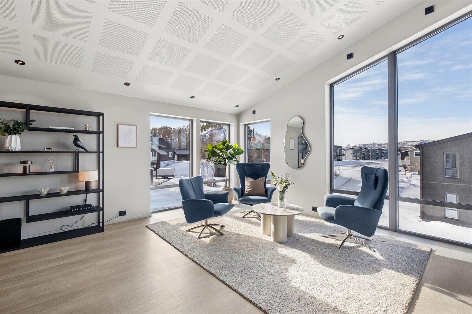 Stuen har store vindusflater og god takhøyde, noe som gir rommet en lys og luftig følelse. Galleribilde