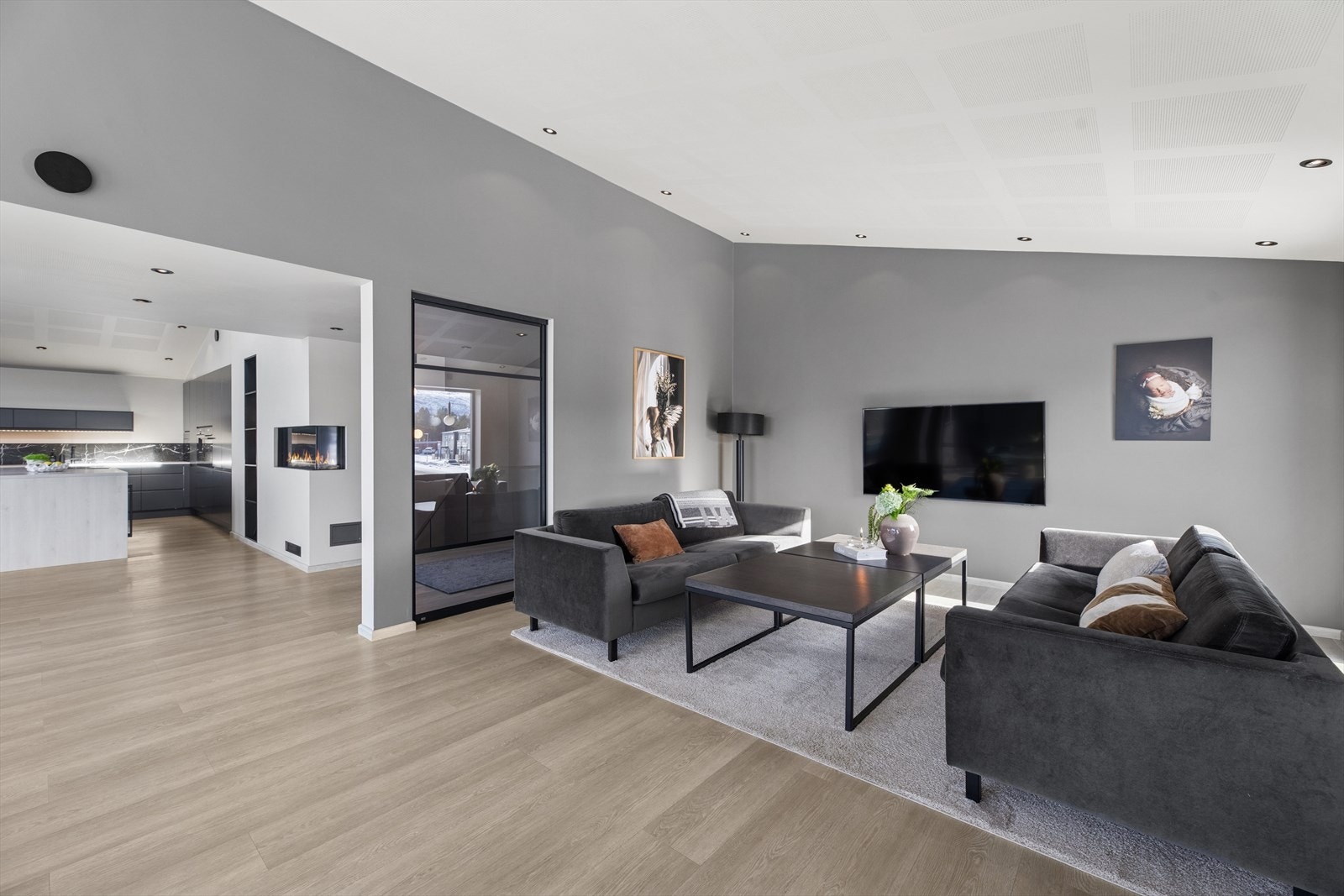 Fra stuen er det adkomst til kjøkkenet. Galleribilde