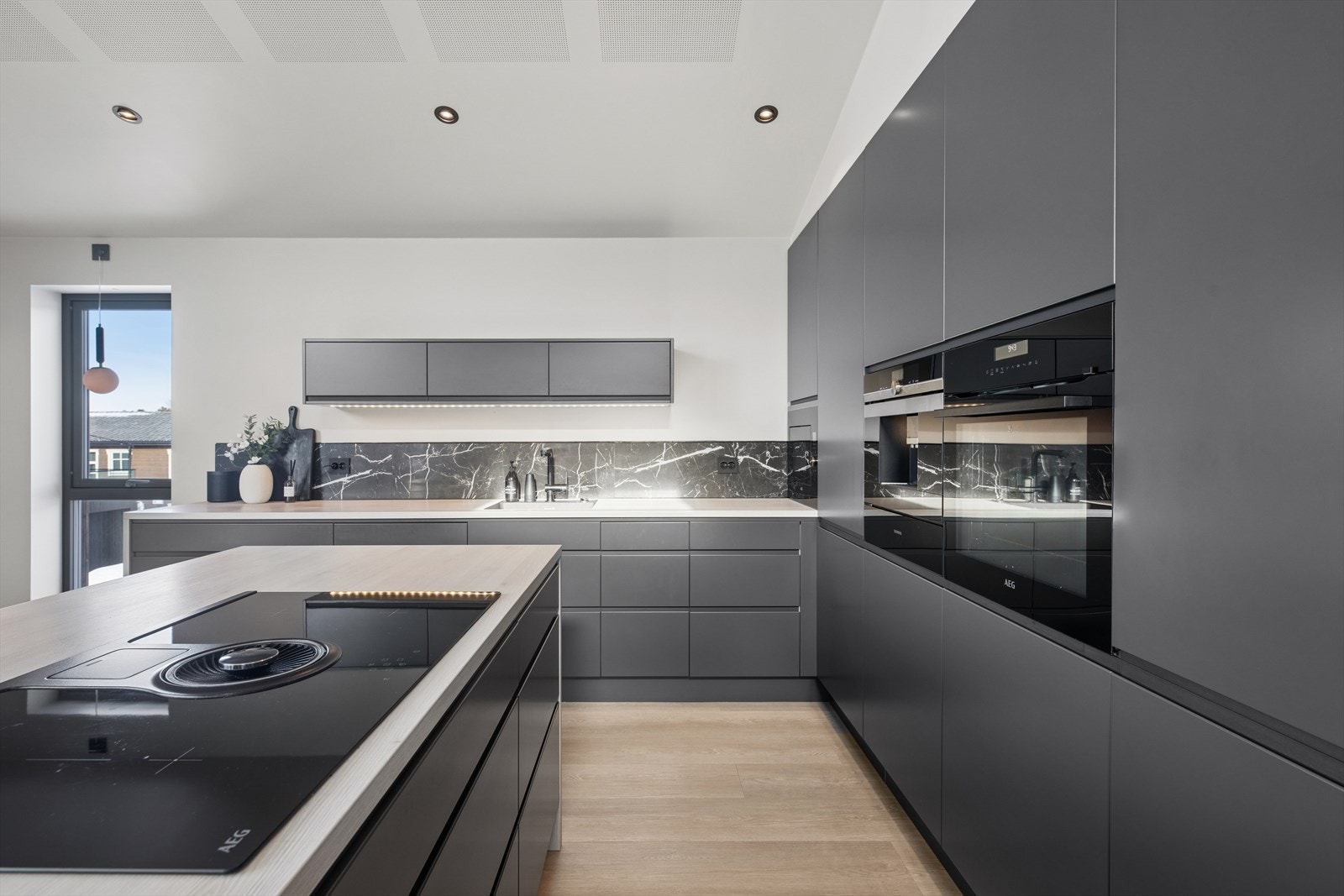 Akustikkplater i tak både på kjøkken, i stue , gang og på bad i 2.etasje. Galleribilde