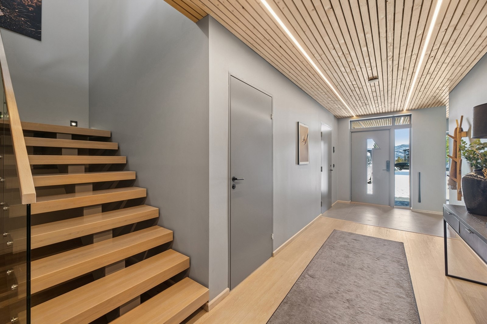 Fra første etasje er det trappeadkomst til andre etasje, hvor du finner boligens hoveddel. Galleribilde