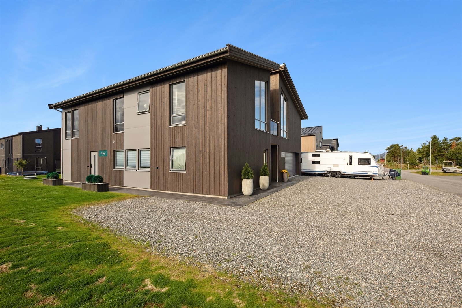 Eneboligen ligger i et veletablert boligområde, ca. 8,7 km fra Alta sentrum. Området er kjent for sine rolige og barnevennlige omgivelser, hvor naturen er din nærmeste nabo. Galleribilde