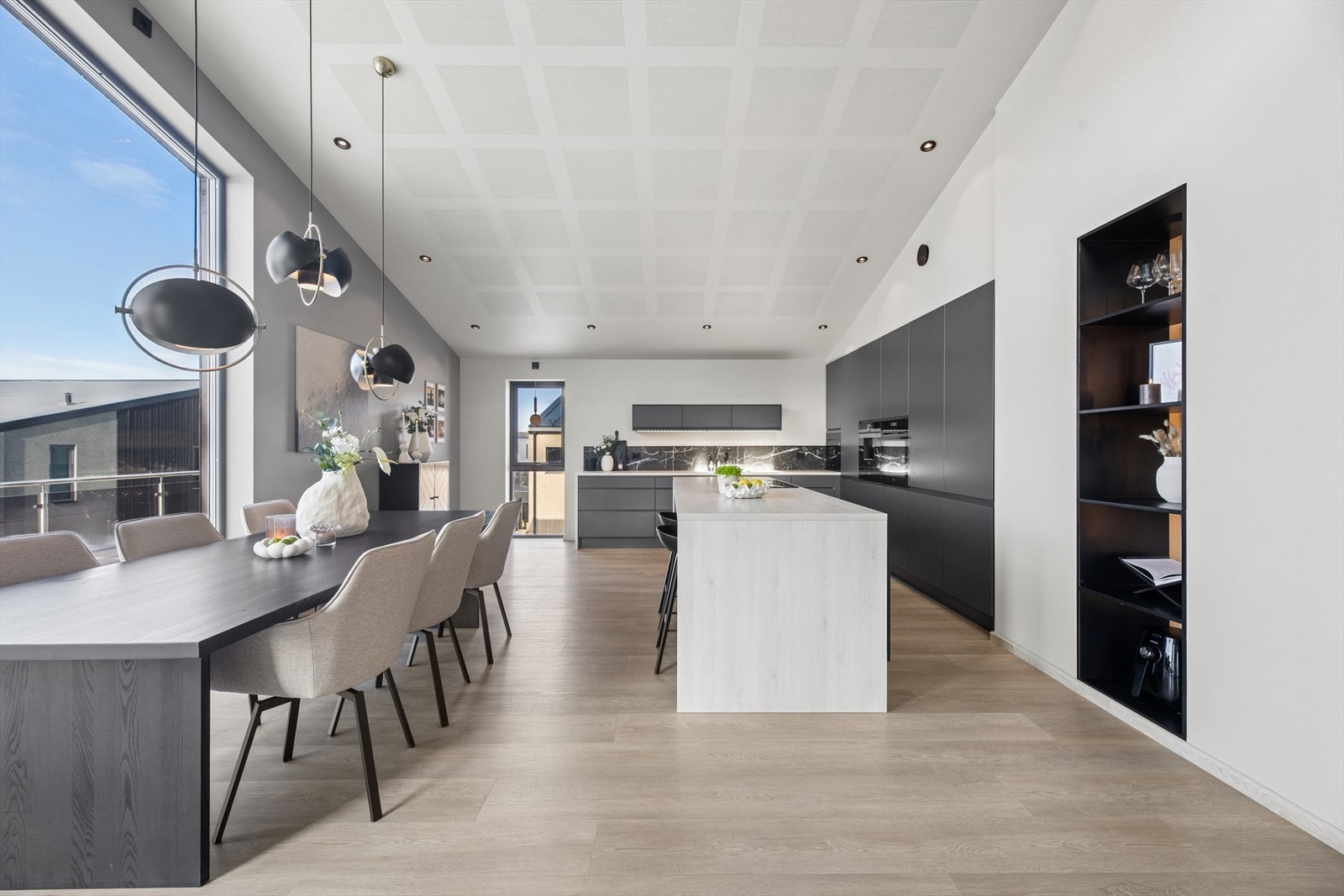 Kjøkken med integrerte hvitevarer og rikelig med lagringsplass, designet for effektivitet. Galleribilde