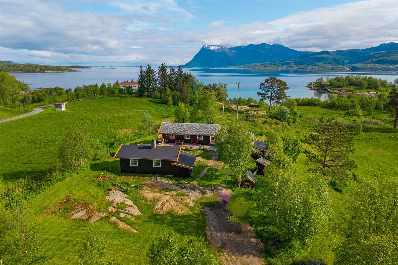 Eiendommen ligger omringet av idyllisk naturlandskap. Galleribilde