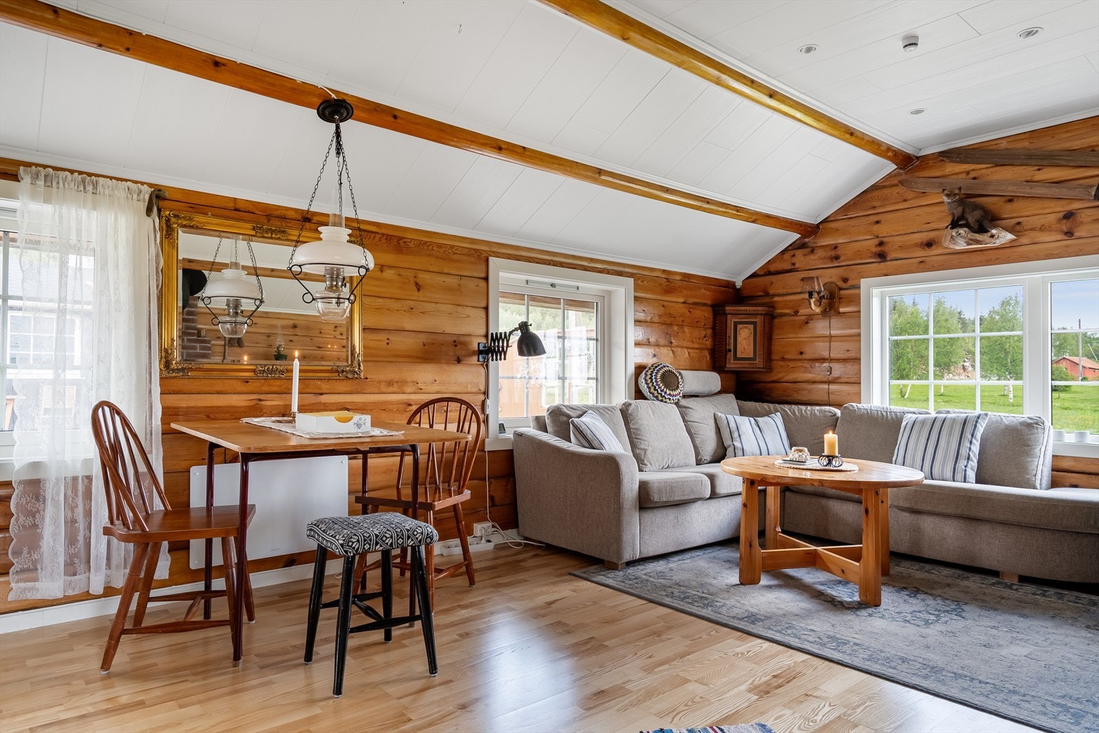 Plass til både sofagruppe og spisegruppe Galleribilde