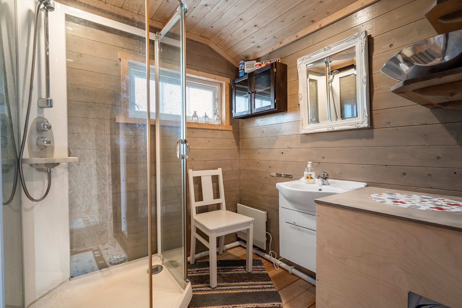 Bad med dusjkabinett og baderomsservant Galleribilde