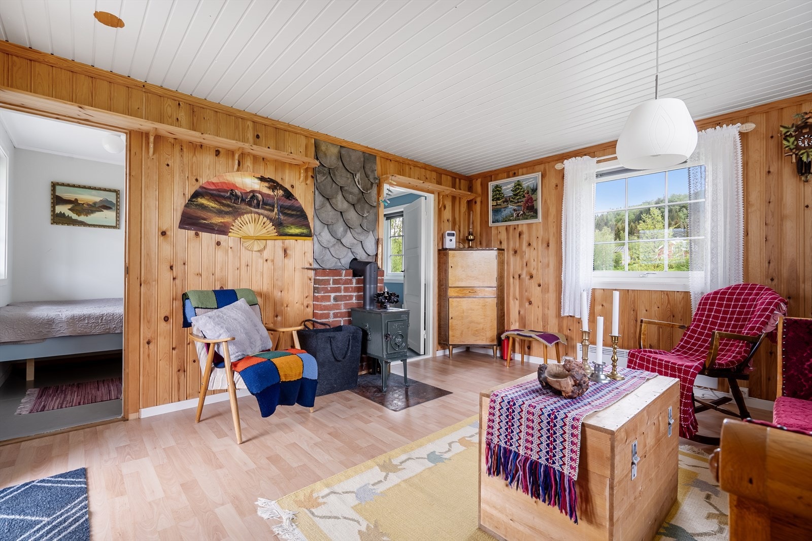 Koselig innredet med sittegruppe og vedfyring som oppvarming Galleribilde