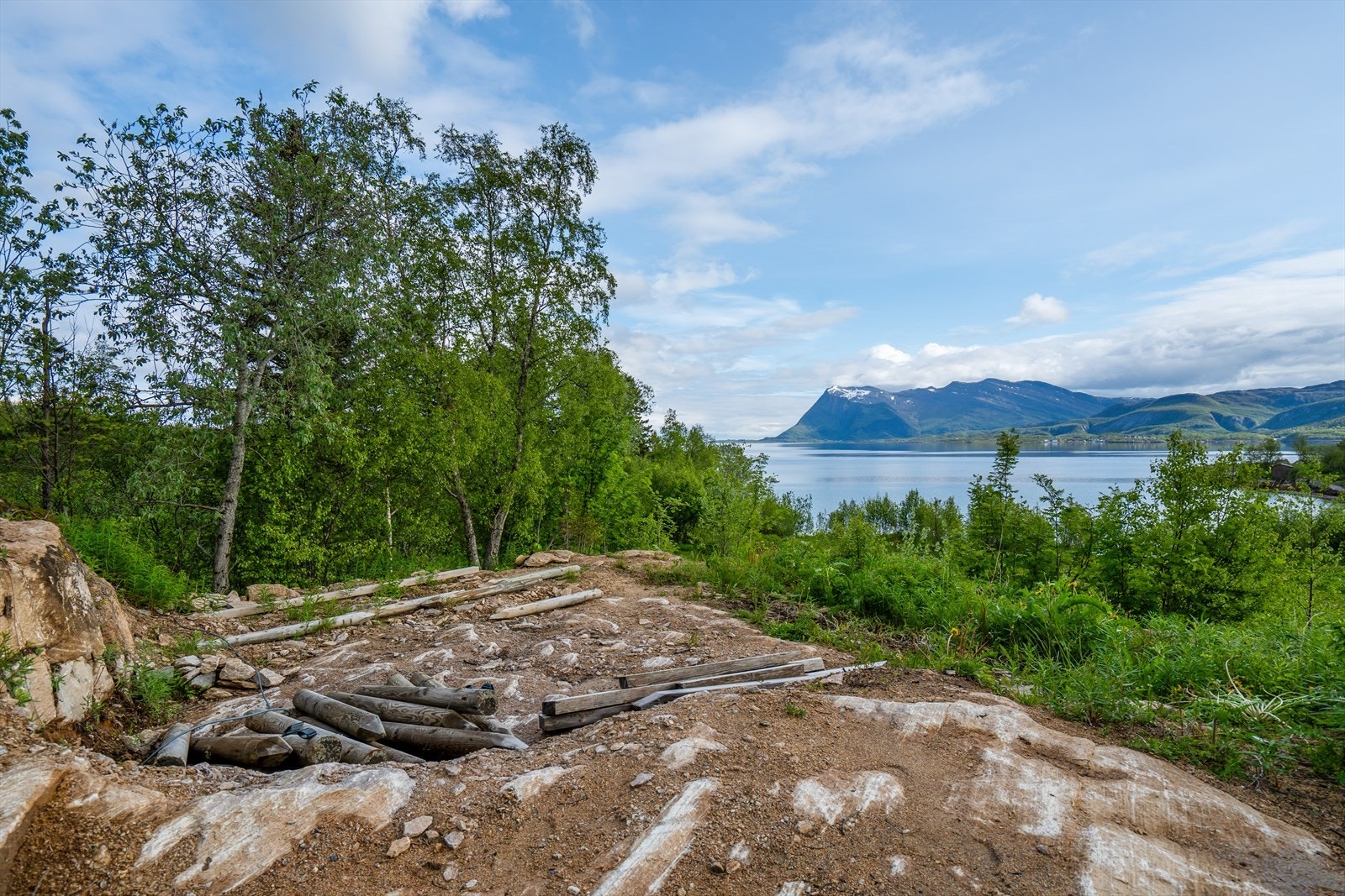 Utsiktspunkt fra egen tomt, hvor en kan sette opp gapahuk eller benker Galleribilde