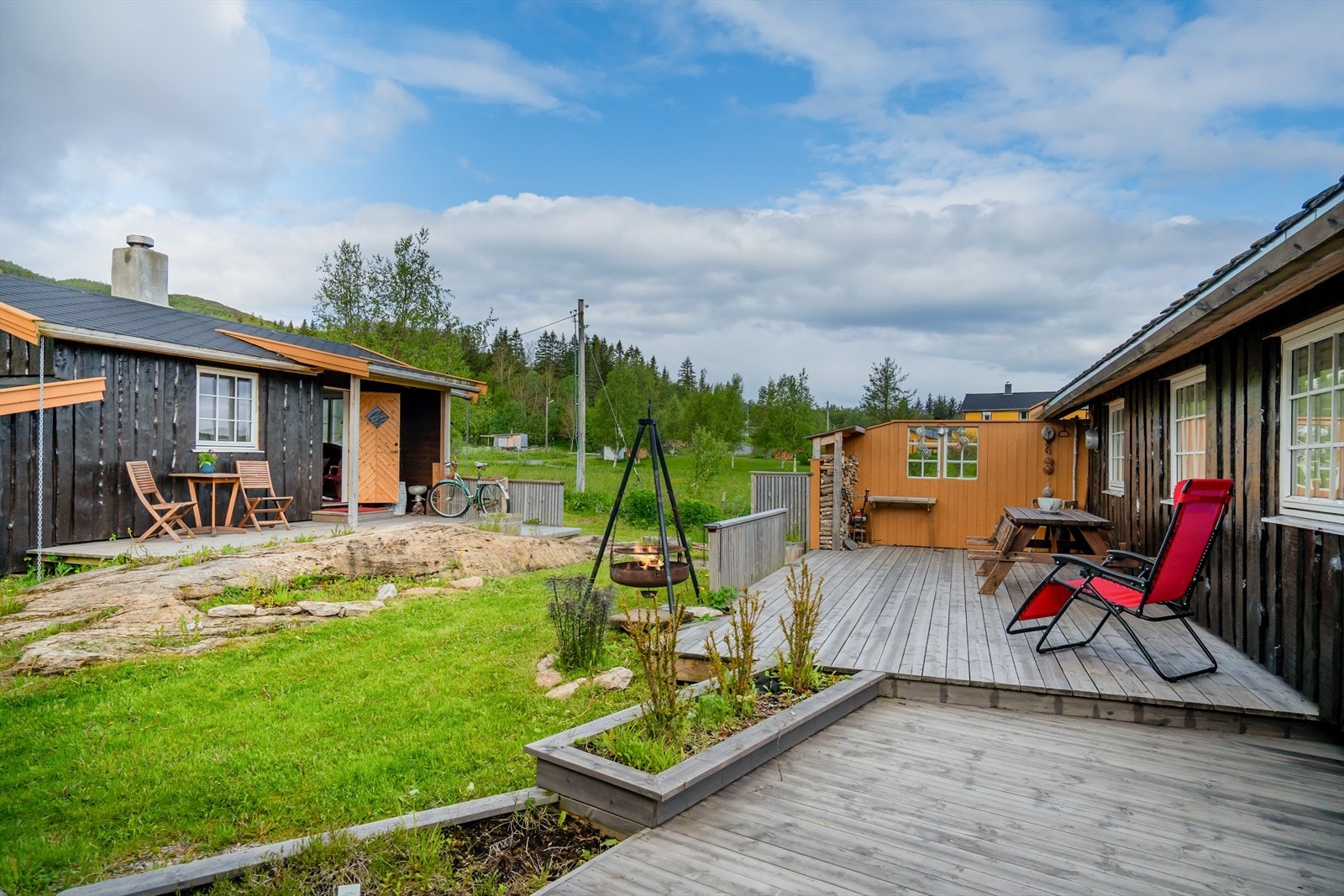 Flott opparbeidet terrasse utenfor hytten Galleribilde