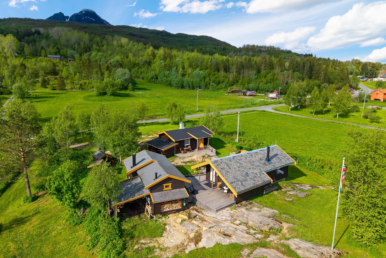 På bildet ovenfra ser man hytten, annekset og et utehus med bad og badstue Galleribilde