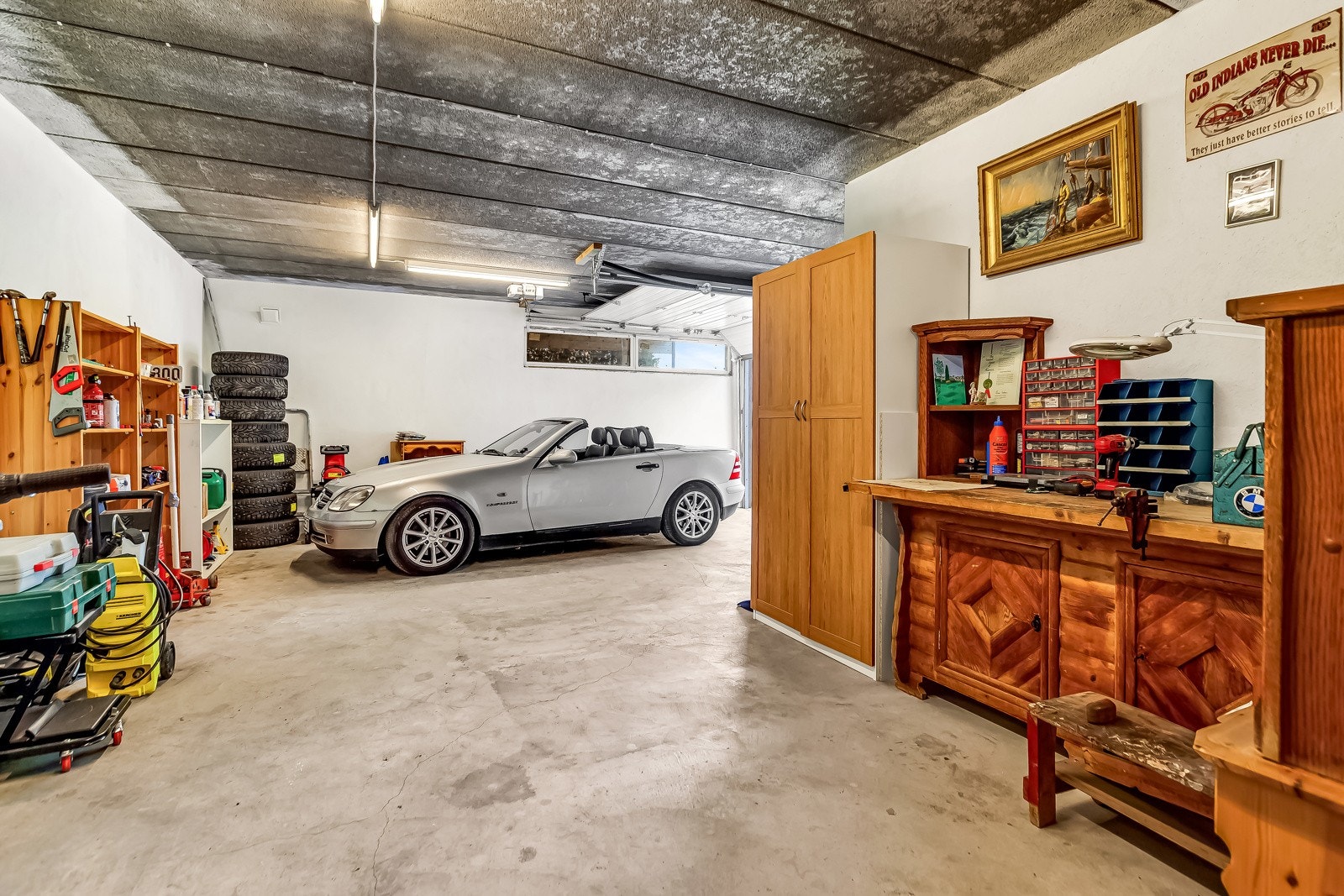 Romslig garasje med plass til bil og oppbevaring. Galleribilde