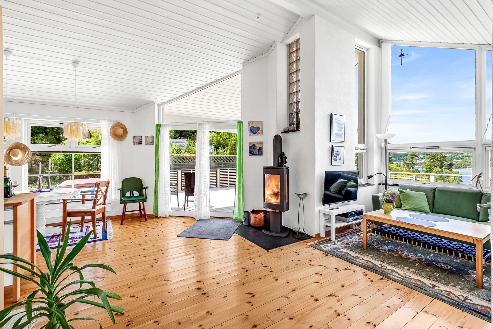 Lys og luftig stue med god takhøyde og store vindusflater. Galleribilde