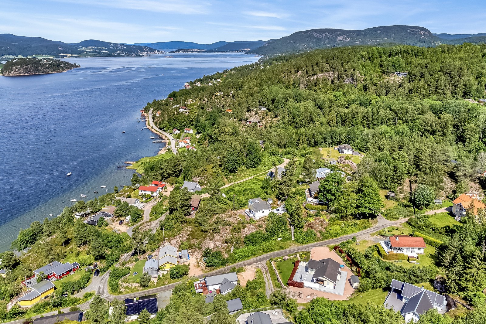 Fra eiendommen er det gangavstand til flere fine badeplasser og kort vei til Holmsbu sentrum (4 min med bil). Galleribilde