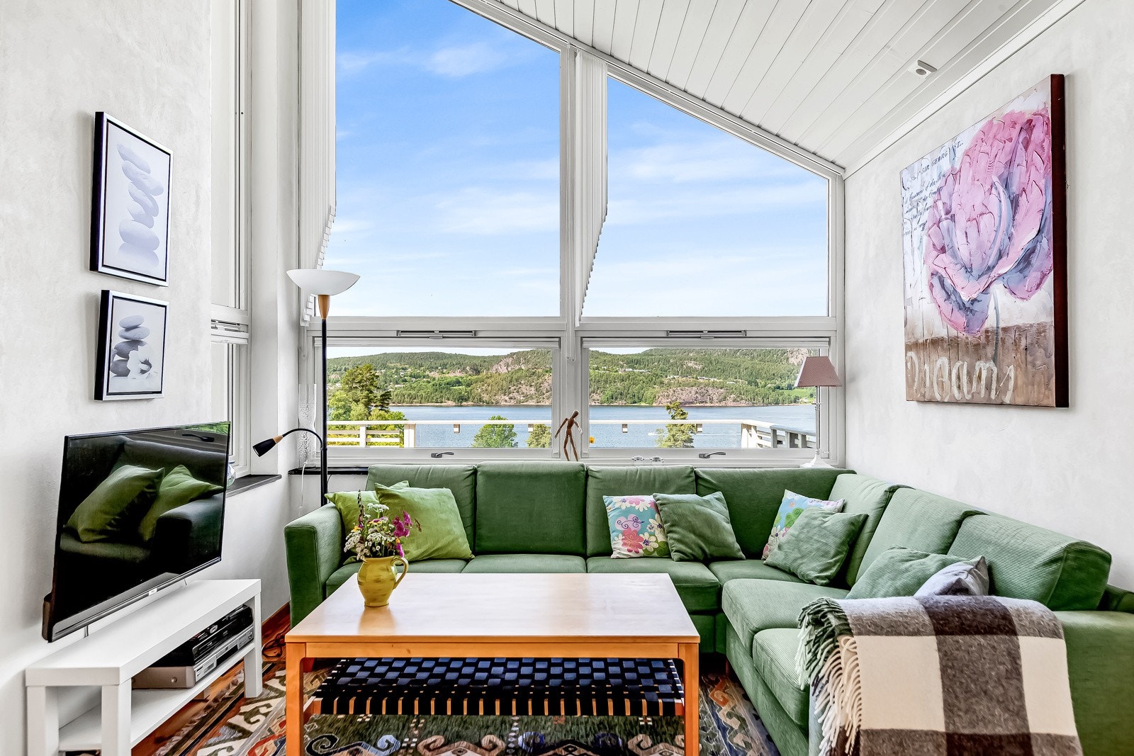 Store vinduer som gir rikelig med naturlig lys samt god takhøyde på hele 3,79 meter på det høyeste. Galleribilde