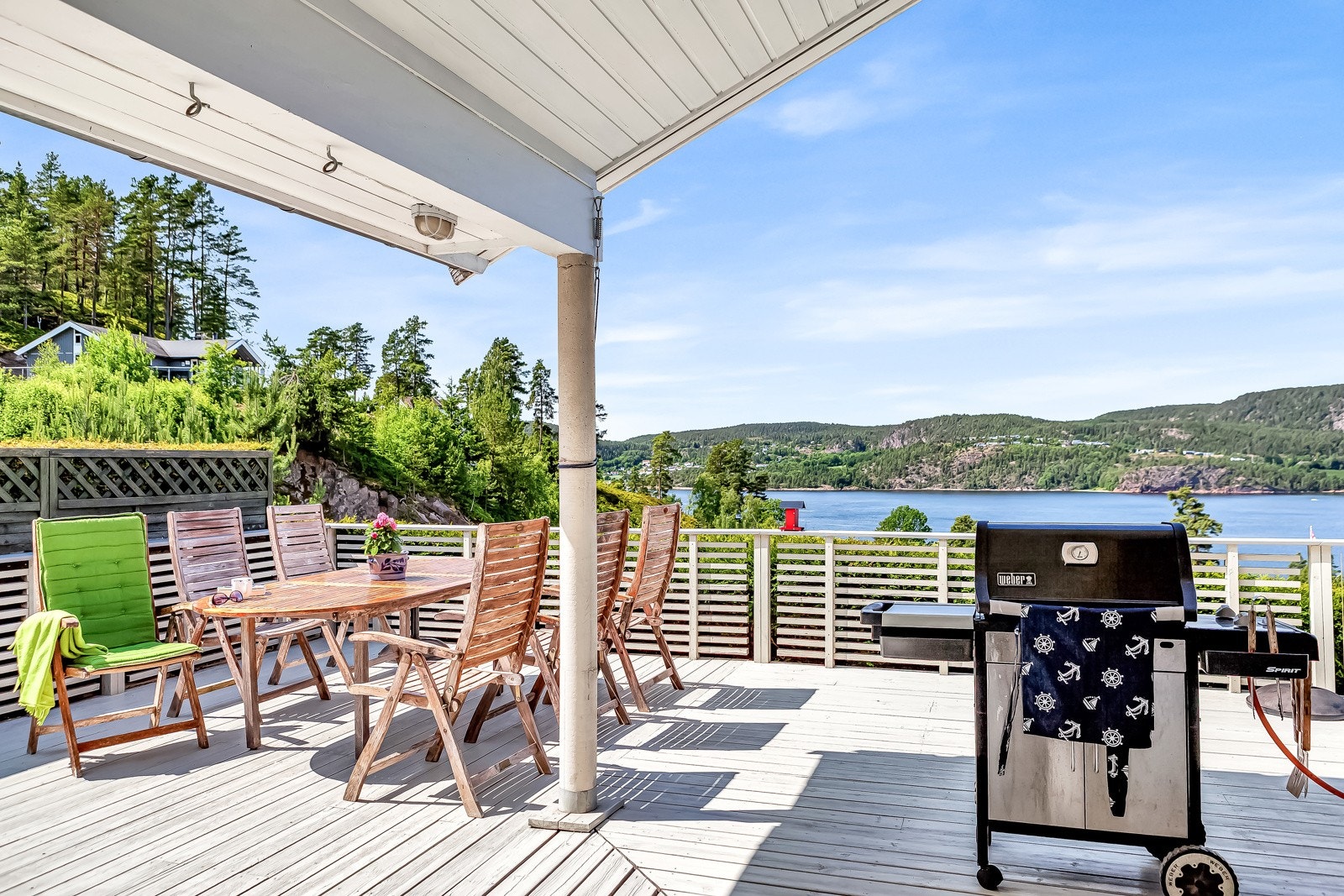 Terrassen er delvis overbygget og usjenert. Galleribilde