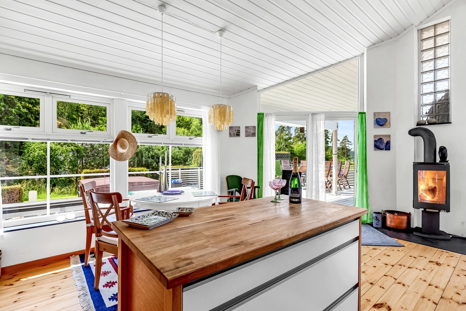 Fin kjøkkenøy som gjør det sosialt å lage mat. Galleribilde