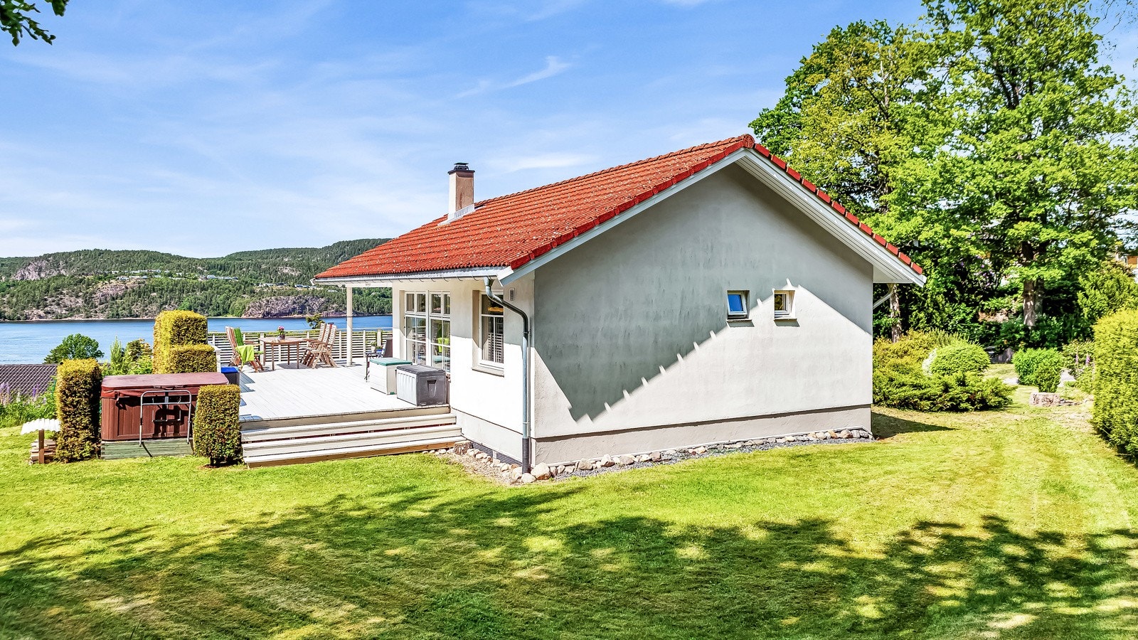 Koselig hage og pent opparbeidet tomt. Galleribilde