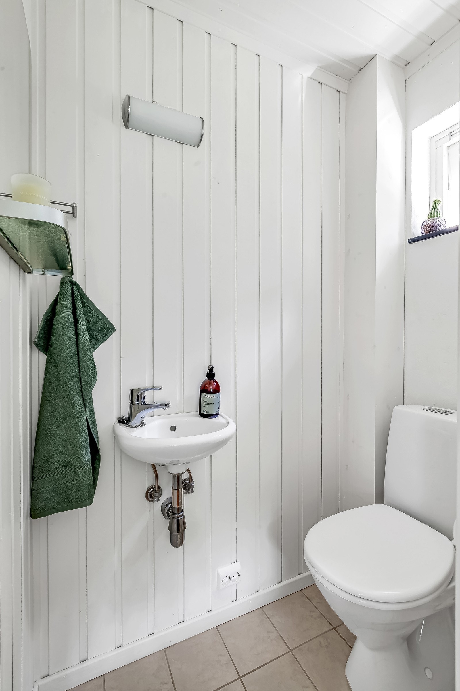 Praktisk, separat toalettrom i forbindelse med det ene soverommet. Galleribilde