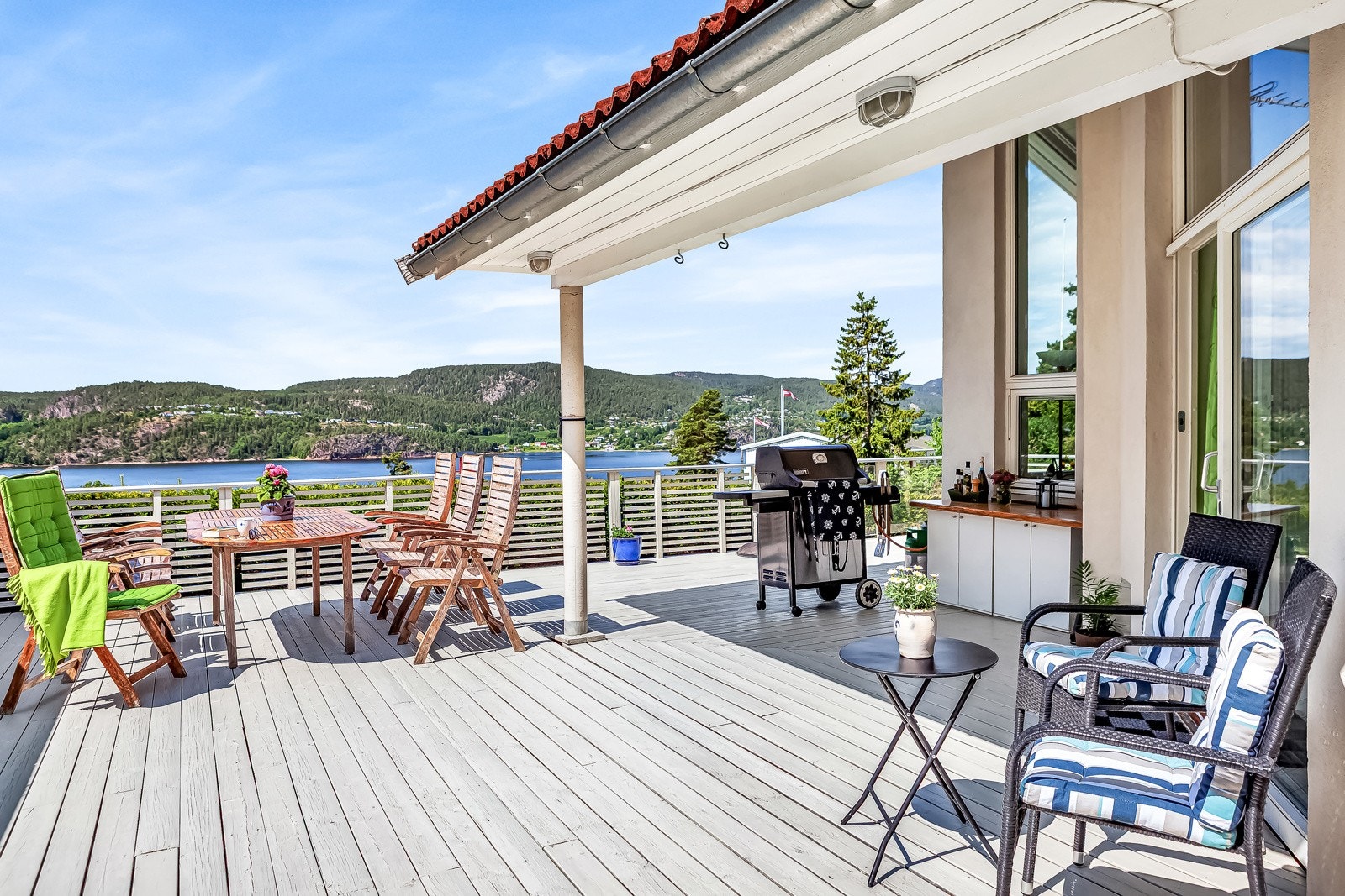 Sydvestvendt terrasse på 77 kvm med nok av boltreplass. Galleribilde