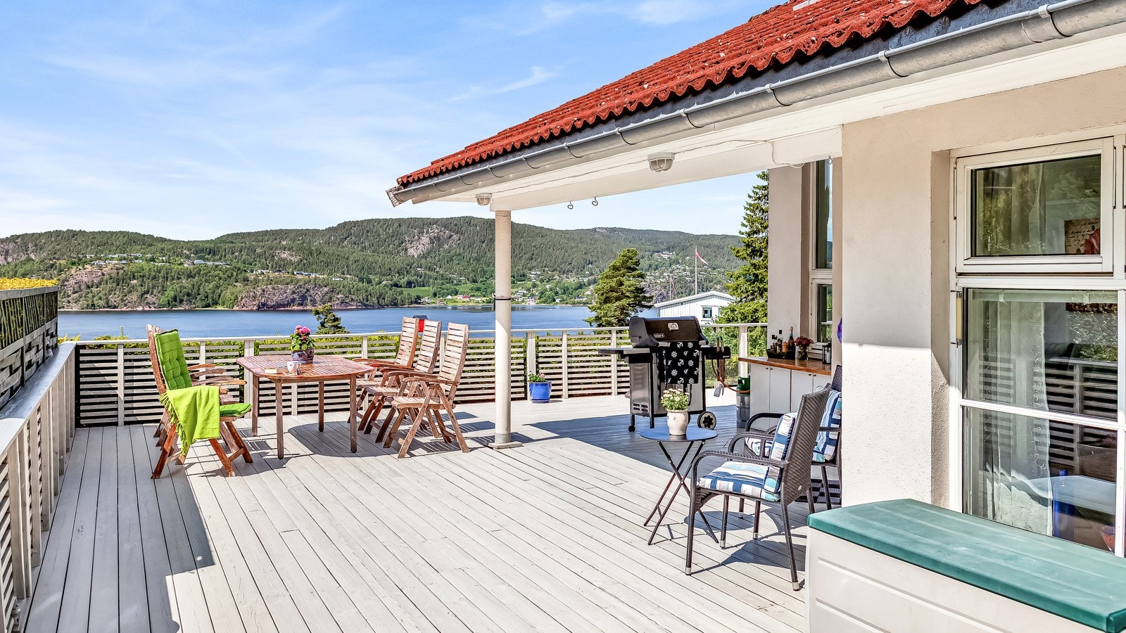 Herlig fjordutsikt fra terrassen. Galleribilde