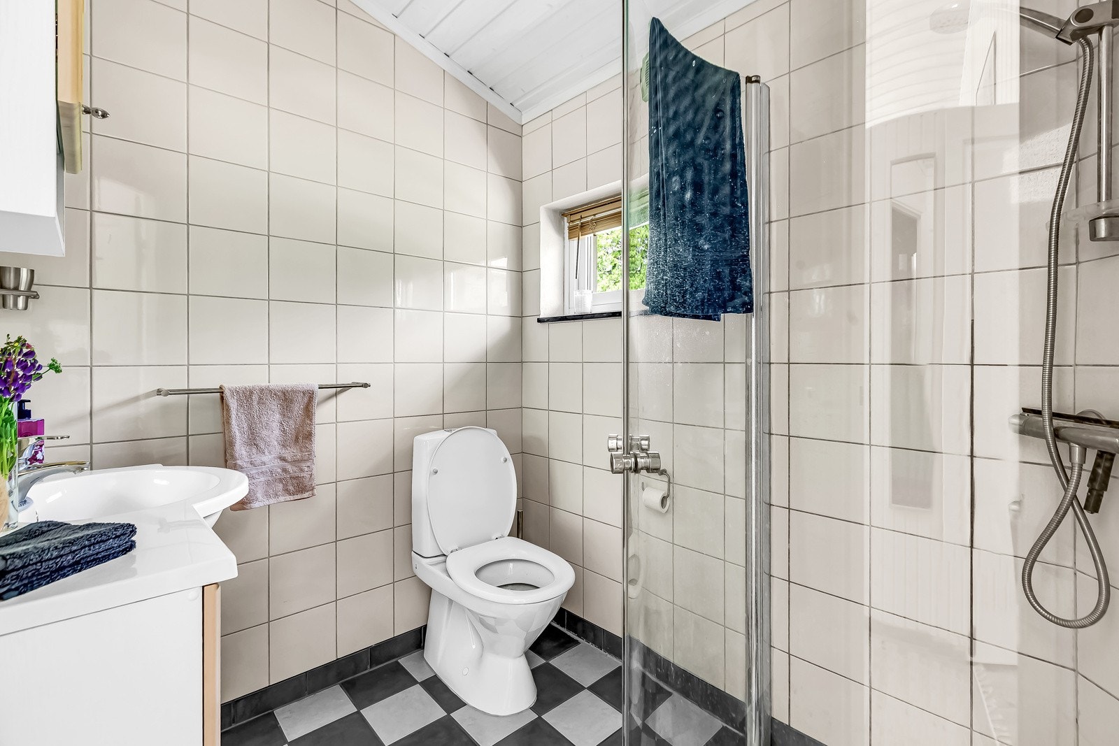 Flislagt bad med gulvvarme. Galleribilde