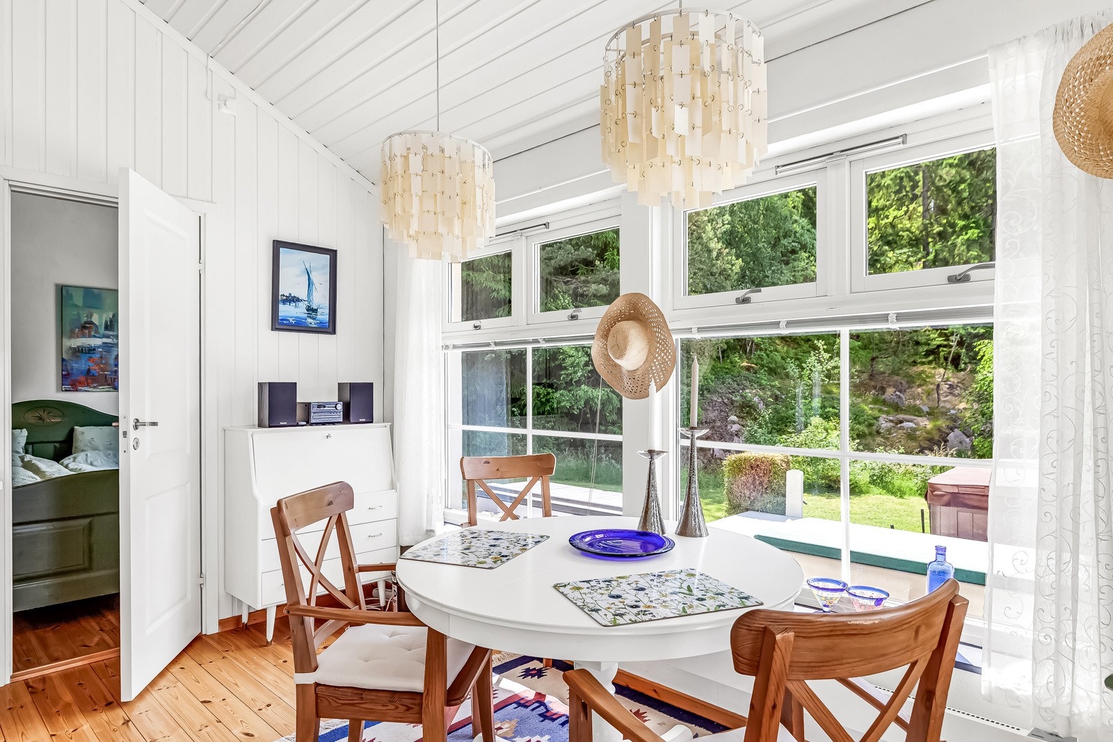 Spisestue i tilknytning til kjøkkenet. Galleribilde