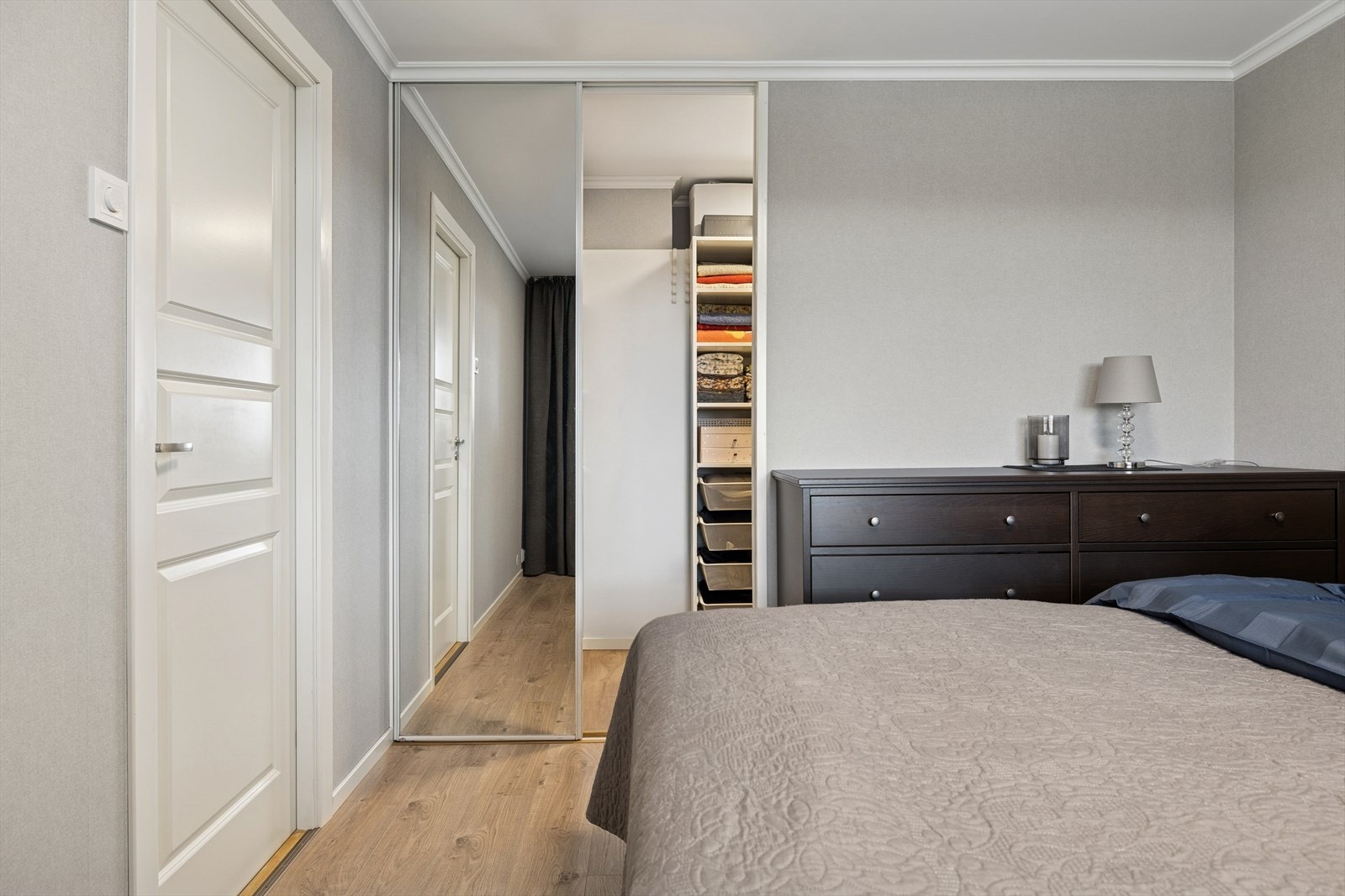 Hovedsoverommet har walk-in garderobe. Galleribilde