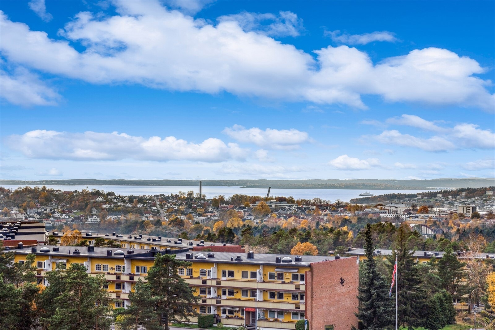 Fantastisk utsikt mot Bolærne og Ferder i syd til Holmenkollen i nord, og mot Skien og Blefjell i vest, samt meget gode solforhold! Galleribilde