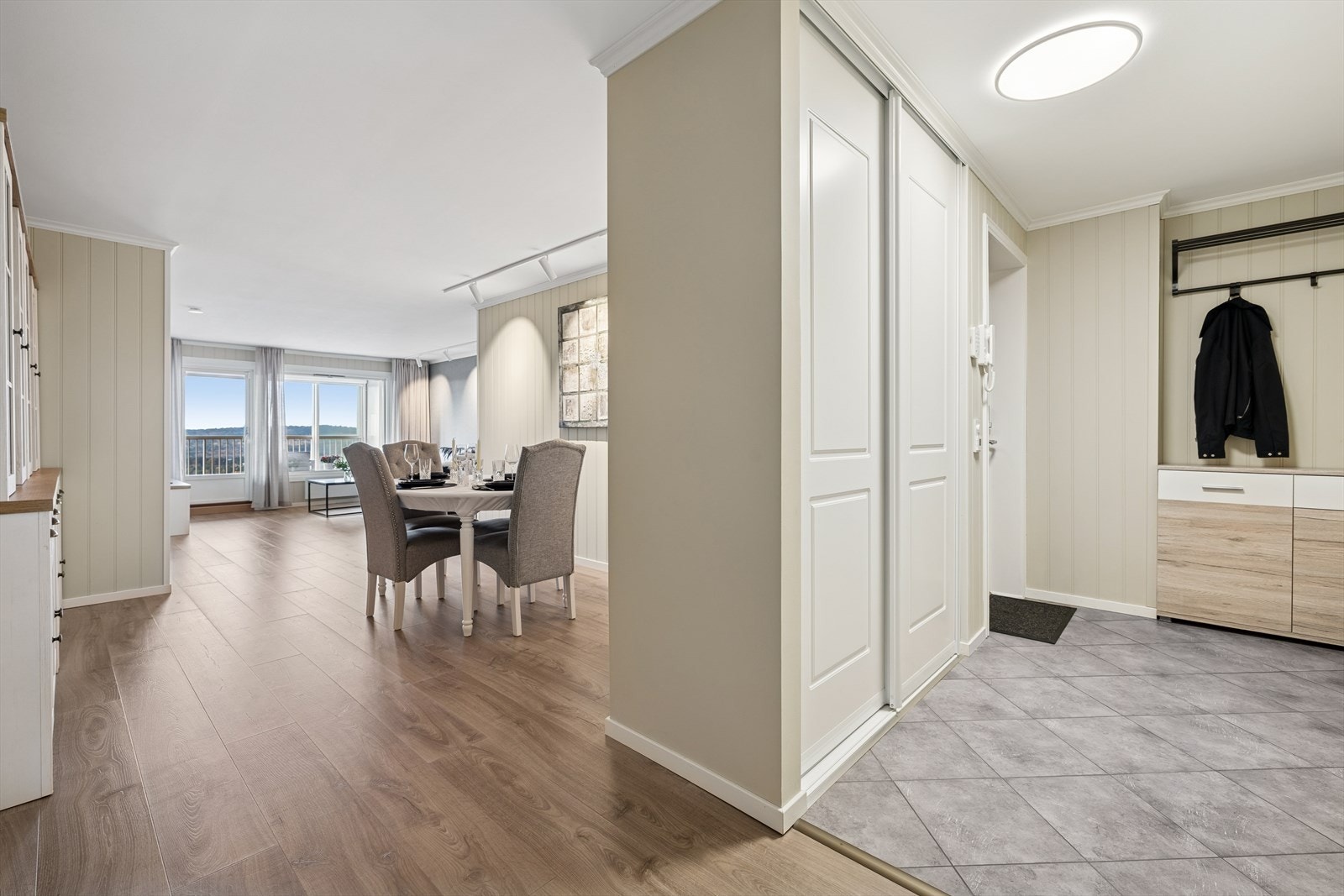 Det er god plass til å oppbevare ytterklær og sko i stort garderobeskap. Galleribilde