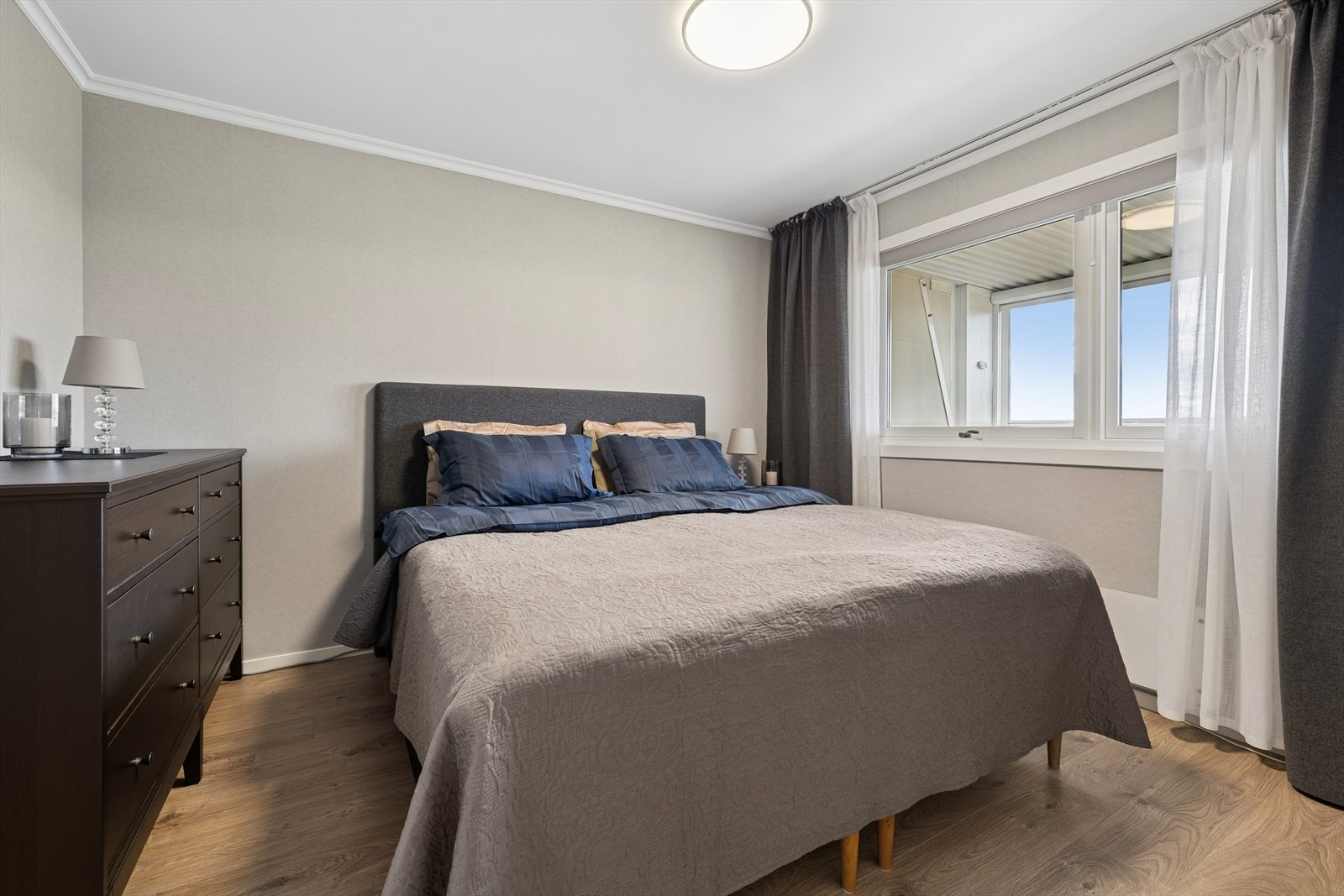 Videre byr leiligheten på to gode soverom. Galleribilde