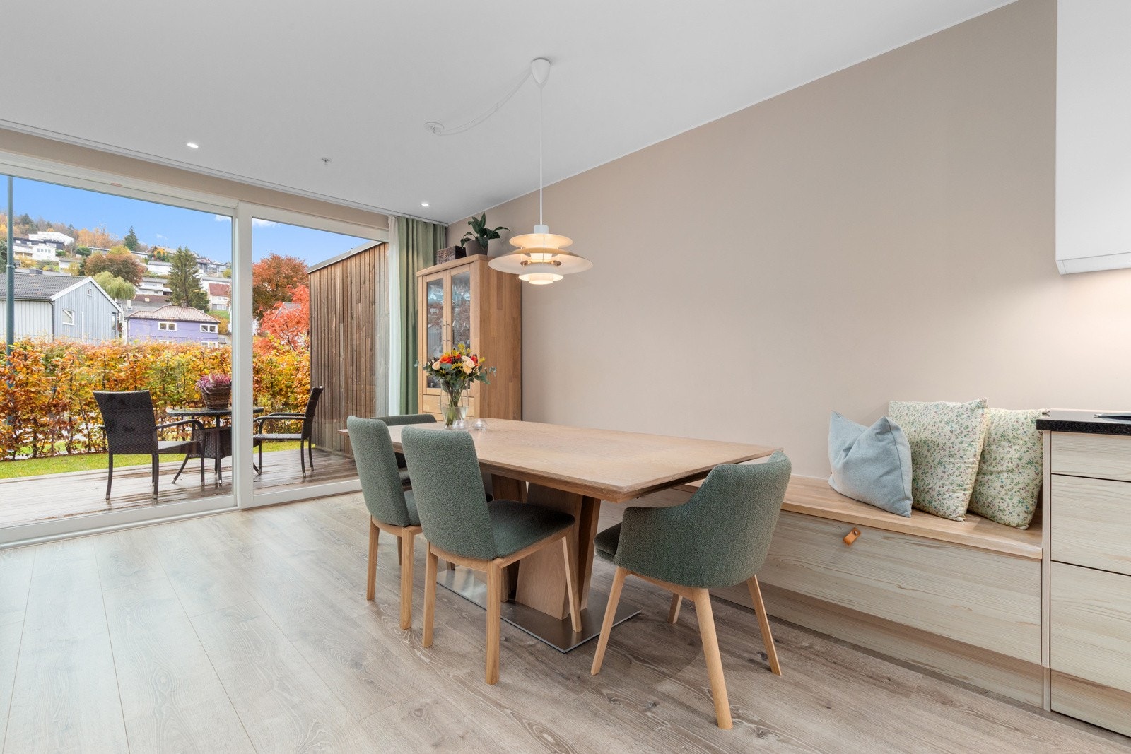 Kjøkkenet fortsetter inn i spisestuen som benk med lagringsplass Galleribilde