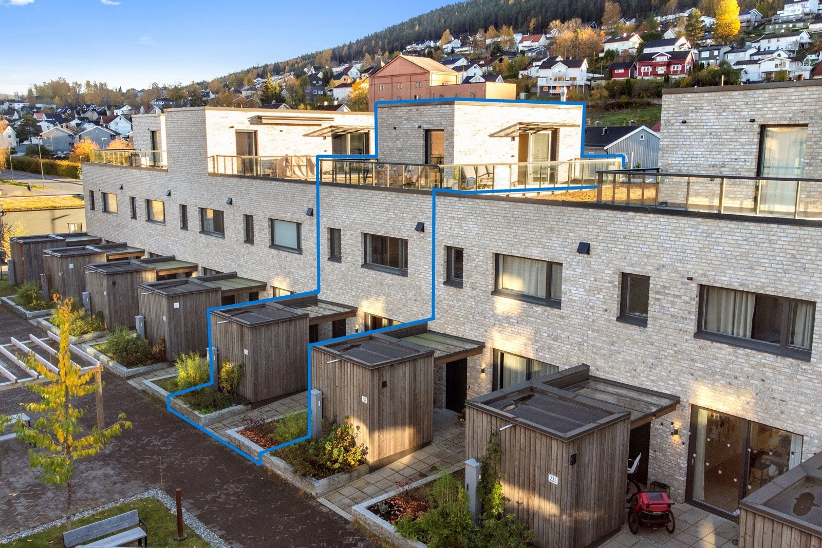 Nyere lekker rekkehusleilighet i moderne stil med stor spisestue og utgang til to markterrasser Galleribilde